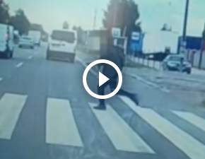 Policja publikuje wstrzsajce nagranie: Nigdy nie wyprzedzaj na przejciu dla pieszych. O krok od tragedii! WIDEO