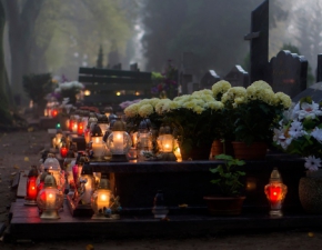 Wszystkich witych w liczbach. Ile kosztuje pogrzeb w Polsce? Kremacja tasza ni tradycyjny pochwek