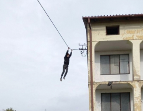 16-latek zeskoczy z dachu i zawis kilka metrw nad ziemi! Prbowa uciec przed policj