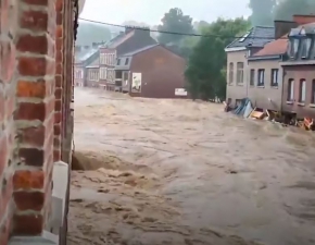 Miasto przed i po zalaniu. Przez Niemcy przetacza się gigantyczna powódź. Klęska powodziowa historycznych rozmiarów  ZDJĘCIA, FILMY