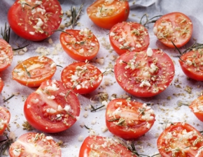 Konfitowane pomidory w oliwie z oliwek. Idealny dodatek do saatek 