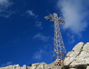 Mczyzna wspi si na wierzchoek krzya na Giewoncie. Stra Tatrzaskiego Parku Narodowego szuka nieodpowiedzialnego turysty