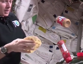 Tak astronauci robi kanapki w kosmosie. Widok jest hipnotyzujcy!
