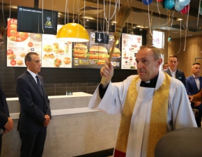 McDonalds otworzy kolejny lokal w Polsce. Ksidz powici burgery i frytki