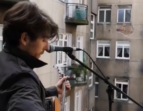 Micha Sotan zagra koncert na... balkonie! Wspaniaa inicjatywa muzyka! WIDEO