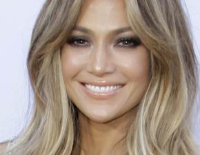 54-letnia Jennifer Lopez w samej koszuli. Najnowsze zdjcia artystki fani komentuj krtko: Krlowa FOTO