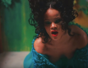 Rihanna pokazuje nagi biust w nowym teledysku. Chce, by Drake by zazdrosny