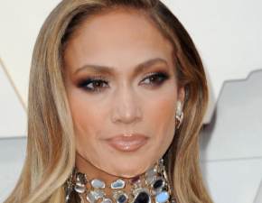 52-letnia Jennifer Lopez w przewitujcej bielinie. Tak prezentuje si w najnowszej sesji zdjciowej FOTO