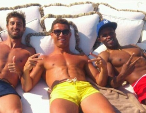 Ronaldo wypoczywa z kolegami.