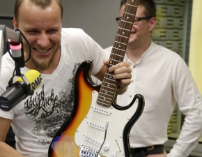 Gitara Piotra Kupichy moe by Twoja! Wygrana w RMF FM oddana na licytacj dla chorej Hani