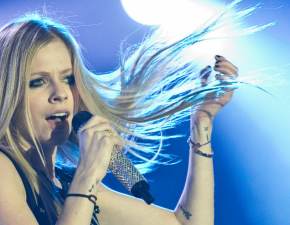 Metamorfoza Avril Lavigne. Znany wokalista obci jej wosy w toalecie! WIDEO