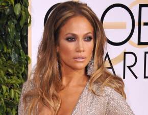 Jennifer Lopez przyciga spojrzenia. Jej odwana kreacja zbyt wiele odsonia? FOTO
