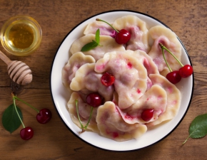 Pierogi z wiśniami i sosem miodowym według przepisu Mateusza Gesslera - czyli pyszny pomysł na pierogi na słodko! 