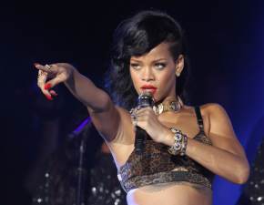 Rihanna pokazaa figur po porodzie. Wystroia si w czarn, krtk mini.  W Internecie wybucha burza ZDJCIA