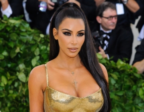 Kim Kardashian odsonia ciao. Celebrytka pozuje w skpym bikini na torcie