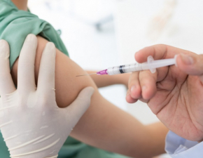 Konieczne bd coroczne szczepienia na koronawirusa? Komentarz szefa firmy Pfizer
