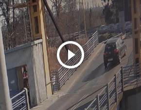 Kobieta skoczya autem przez most zwodzony. Nagranie obiego sie WIDEO