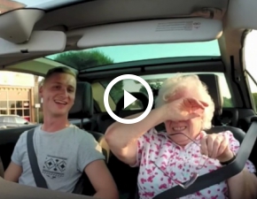 Wnuk zabrał babcię na przejażdżkę w urodziny, doprowadzając ją do łez
