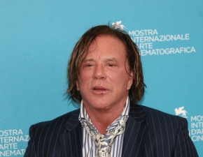 Mickey Rourke po kolejnych zabiegach medycyny estetycznej. Trudno go rozpozna!