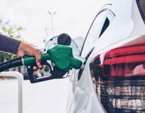Drosze paliwo na stacjach benzynowych. Dlaczego ceny rosn?