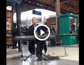 Tom Odell zapiewa Another Love dla uchodcw z Ukrainy. Poruszajce nagranie z dworca trafio do sieci! WIDEO