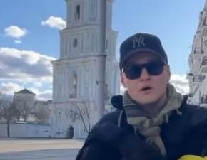 Lider ukraińskiego zespołu BoomBox w zaskakującym remiksie ukraińskiej pieśni. Śpiewa do karabinu WIDEO