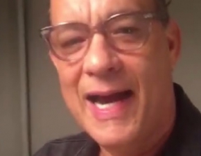 Tom Hanks piewa Sto lat piknej Polce! Kim jest ta szczciara?