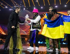 Tegoroczni zwycizcy Eurowizji sprzedali trofeum. Na co przeznaczyli pienidze?