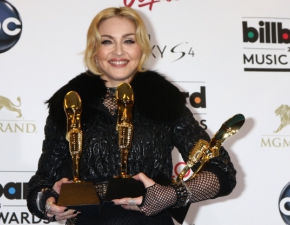 Madonna pozuje w samej bielinie. Uwag zwracaj dua blizna i lady na ciele 62-latki