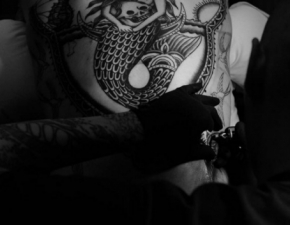 Nowy, ogromny tatua Adama Levinea w kocu gotowy!