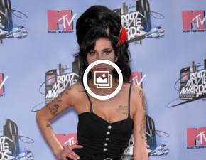 Trzy dni przed mierci Amy Winehouse zrobia sobie zdjcia z fank. Kadry sprzed lat poruszyy internautw FOTO  