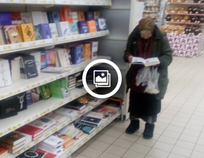 Staruszka od 15 lat przychodzi do sklepu czyta ksiki: Firma zorganizowaa dla niej kanap!