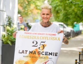 Agnieszka Chyliska wituje 25-lecie pracy artystycznej! Jak zmienia si gwiazda polskiej muzyki?