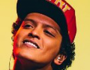 Bruno Mars gra swj przebj... na stole