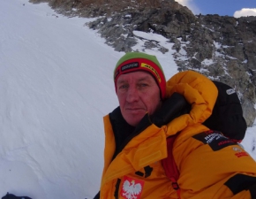 Napita atmosfera pod K2. Denis Urubko z zakazem korzystania z Internetu