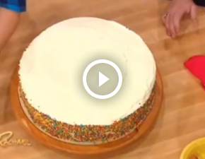 Jak pokroi okrgy tort na rwne kawaki? Niezawodny i banalny trik profesjonalistw robi furor w sieci WIDEO