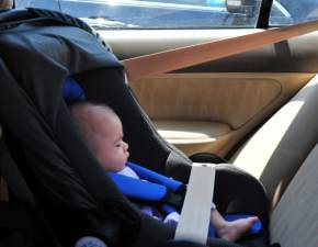 Dziecko zamknite w samochodzie podczas upau. Czy mona wybi szyb?