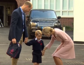 Książę George dzielnie pomaszerował do szkoły! 