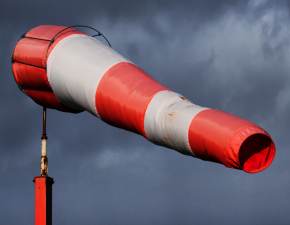 IMGW wydał ostrzeżenia przed silnym wiatrem. Alerty w 9 województwach