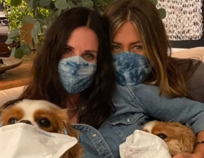 Zamaseczkowane Jennifer Aniston i Courteney Cox spotykaj si podczas epidemii koronawirusa w USA