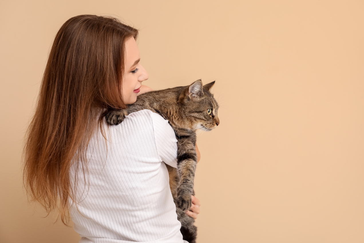 Podnosisz kota w ten sposób? Eksperci apelują, aby nigdy tak nie robić!