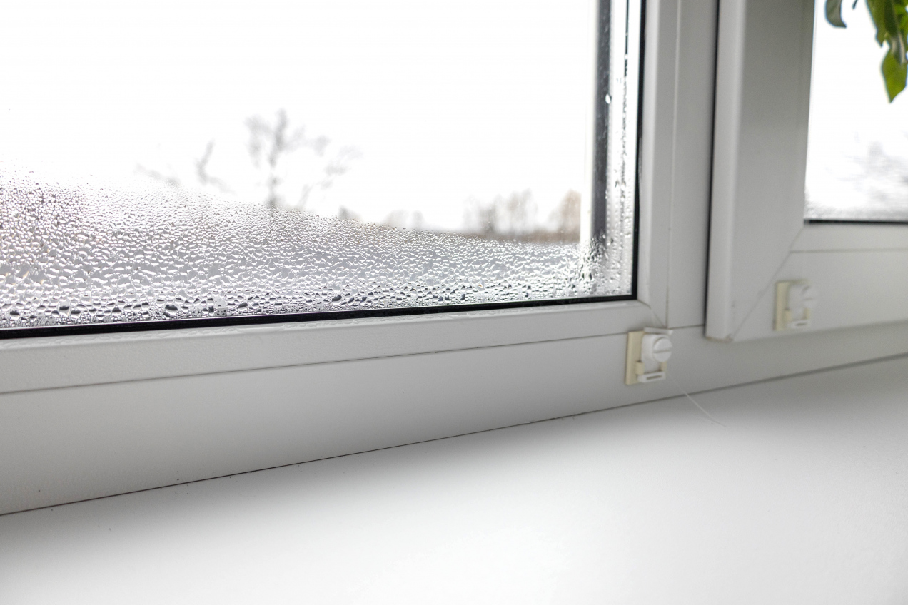 Woda skrapla się na oknach? Weź jedną rzecz z kuchni