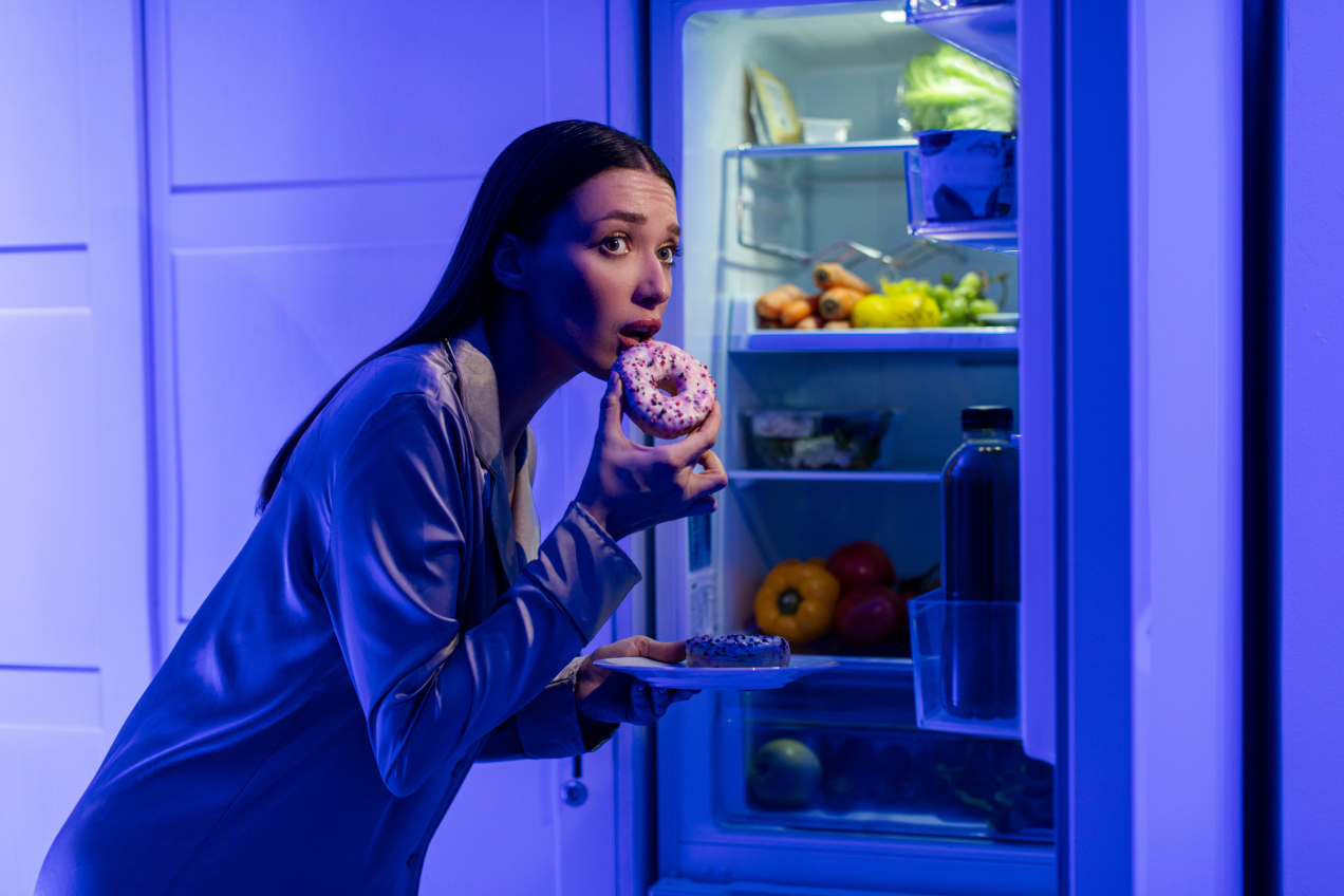 Walczysz z podjadaniem? Przyczyna może być prostsza, niż myślisz. To nie brak silnej woli