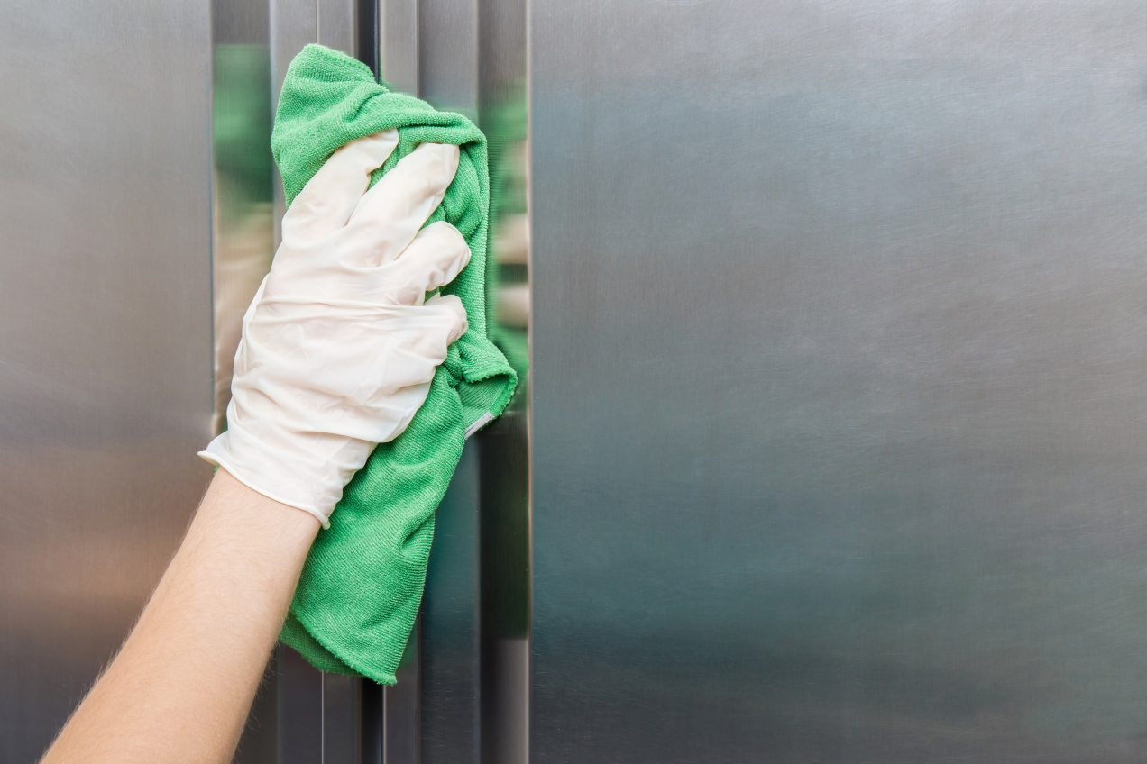 Czym wyczyścić stal nierdzewną? Użyj tego, a kuchnia będzie błyszczeć!