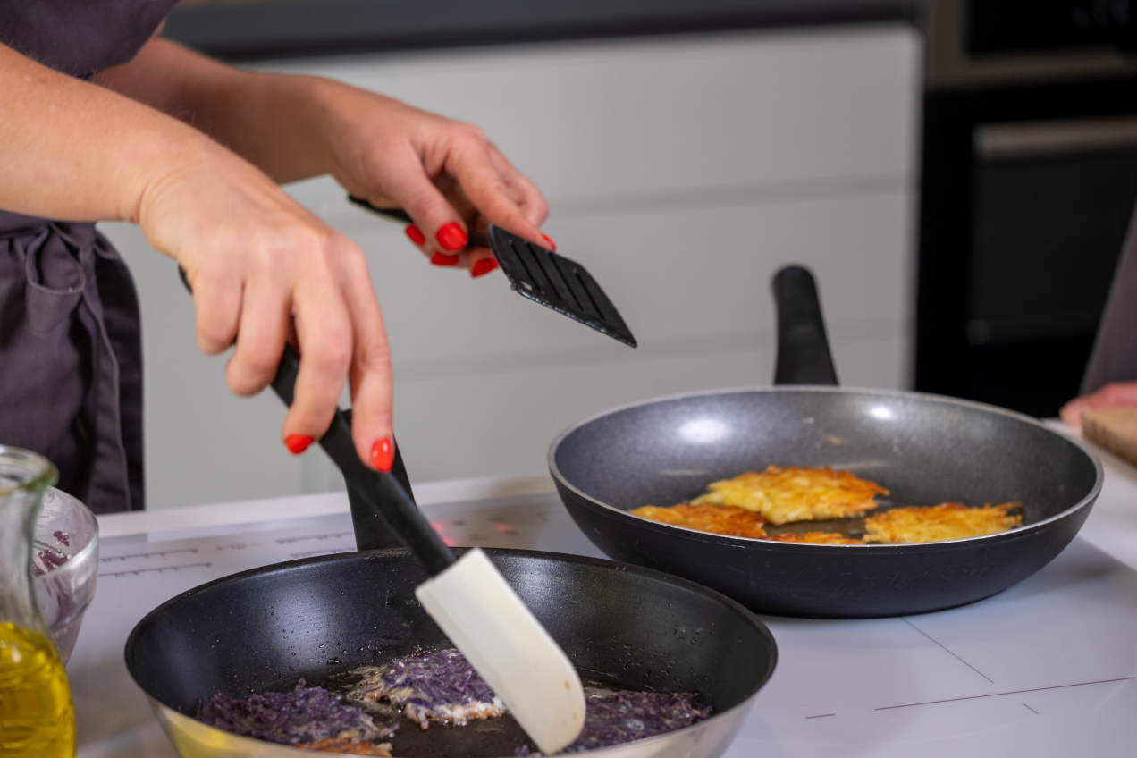 Nie mąkę, nie jajko. Co dodać do placków ziemniaczanych, żeby były chrupiące? Wielu Polaków popełnia te błędy