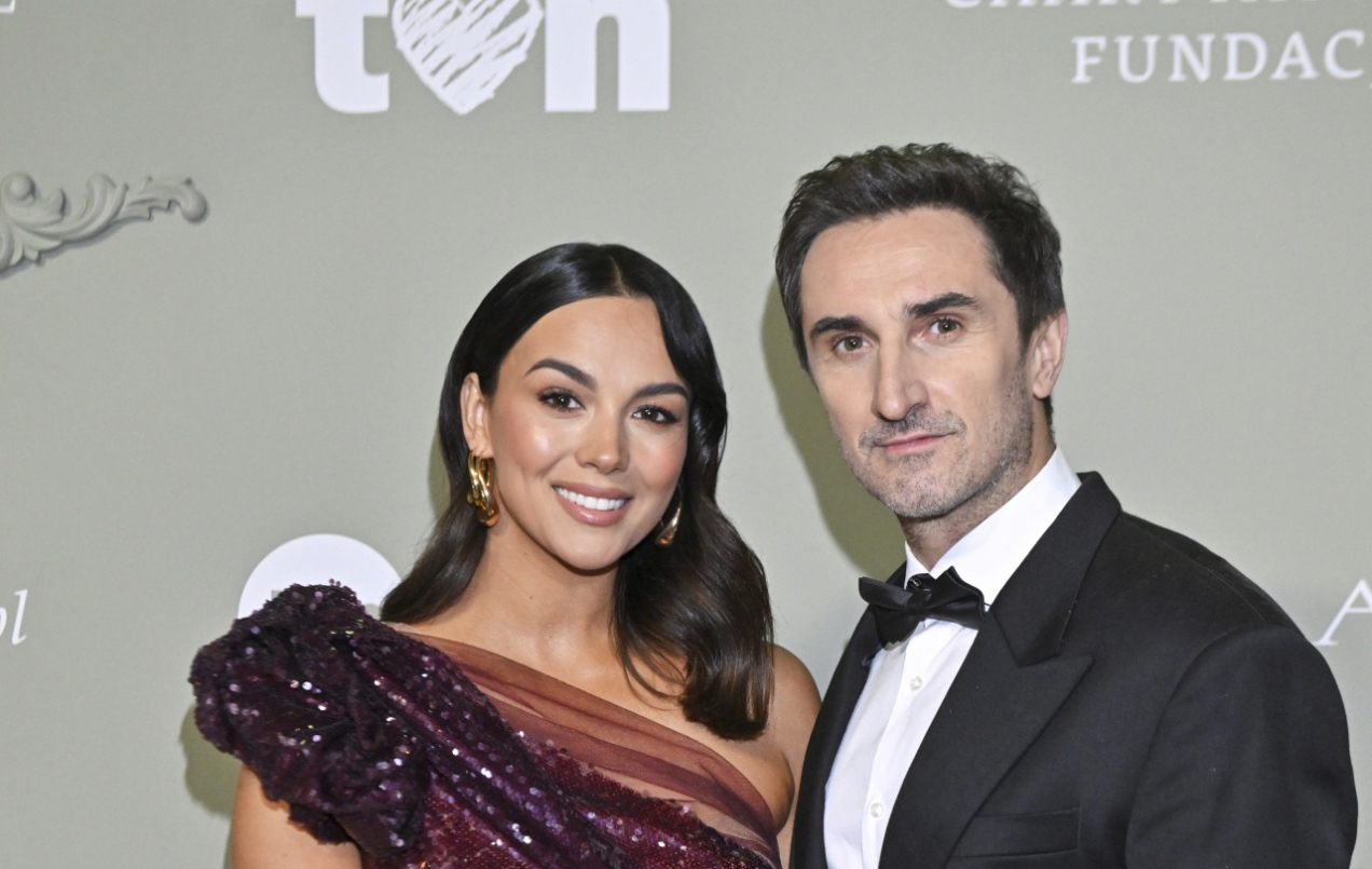 Sebastian Karpiel-Bułecka i Paulina Krupińska pokazali zdjęcie z dziećmi. Wszyscy patrzą prosto w obiektyw