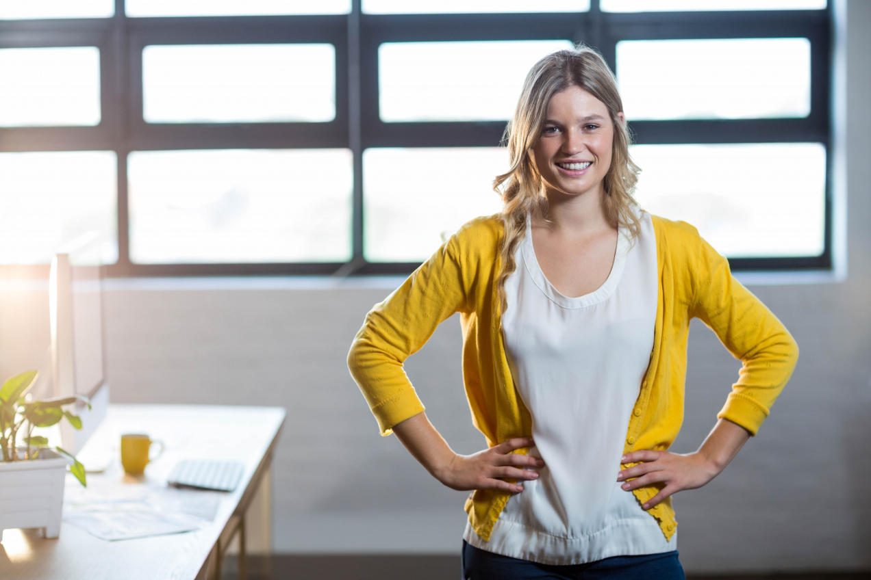 Dlatego ludzie trzymają ręce na biodrach. Eksperci tłumaczą, co oznacza to zachowanie