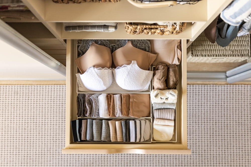 Polacy nie wiedzą, co zrobić z zużytą bielizną? Większość wyrzuca ją do zmieszanych