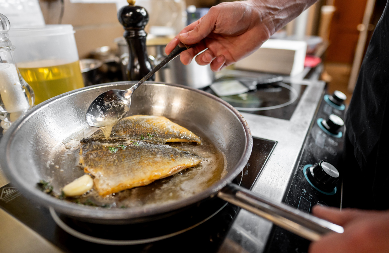Posyp tym patelnię przed smażeniem ryby. Efekt zaskakuje! To koniec z rozpryskami oleju