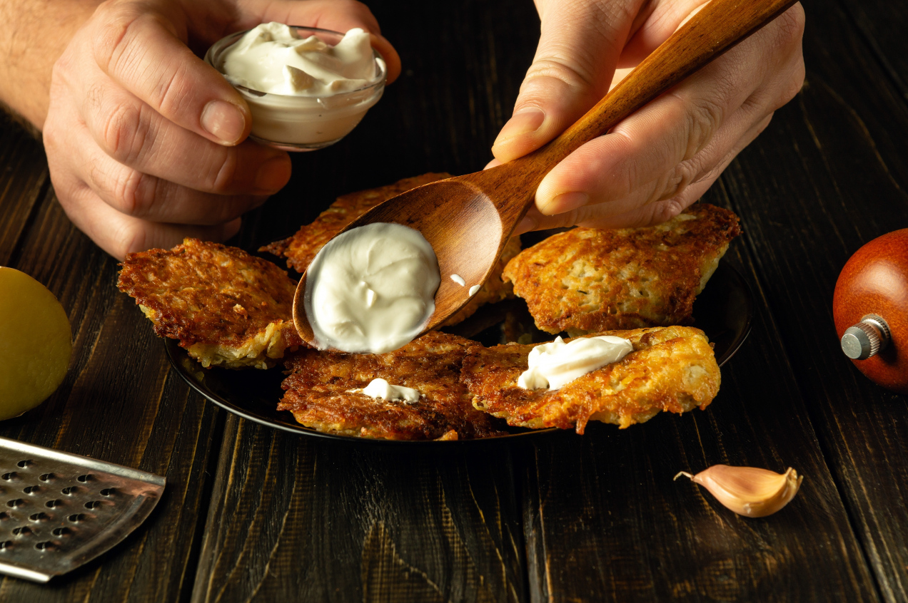 Co zrobić, żeby placki ziemniaczane nie były ciemne? Wystarczy dodać jedną łyżkę!